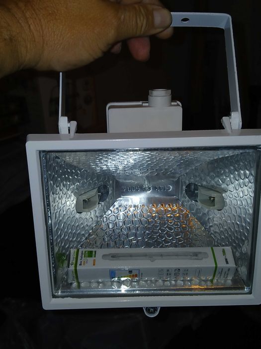 De vanzare proiector 500 w ,nu este led