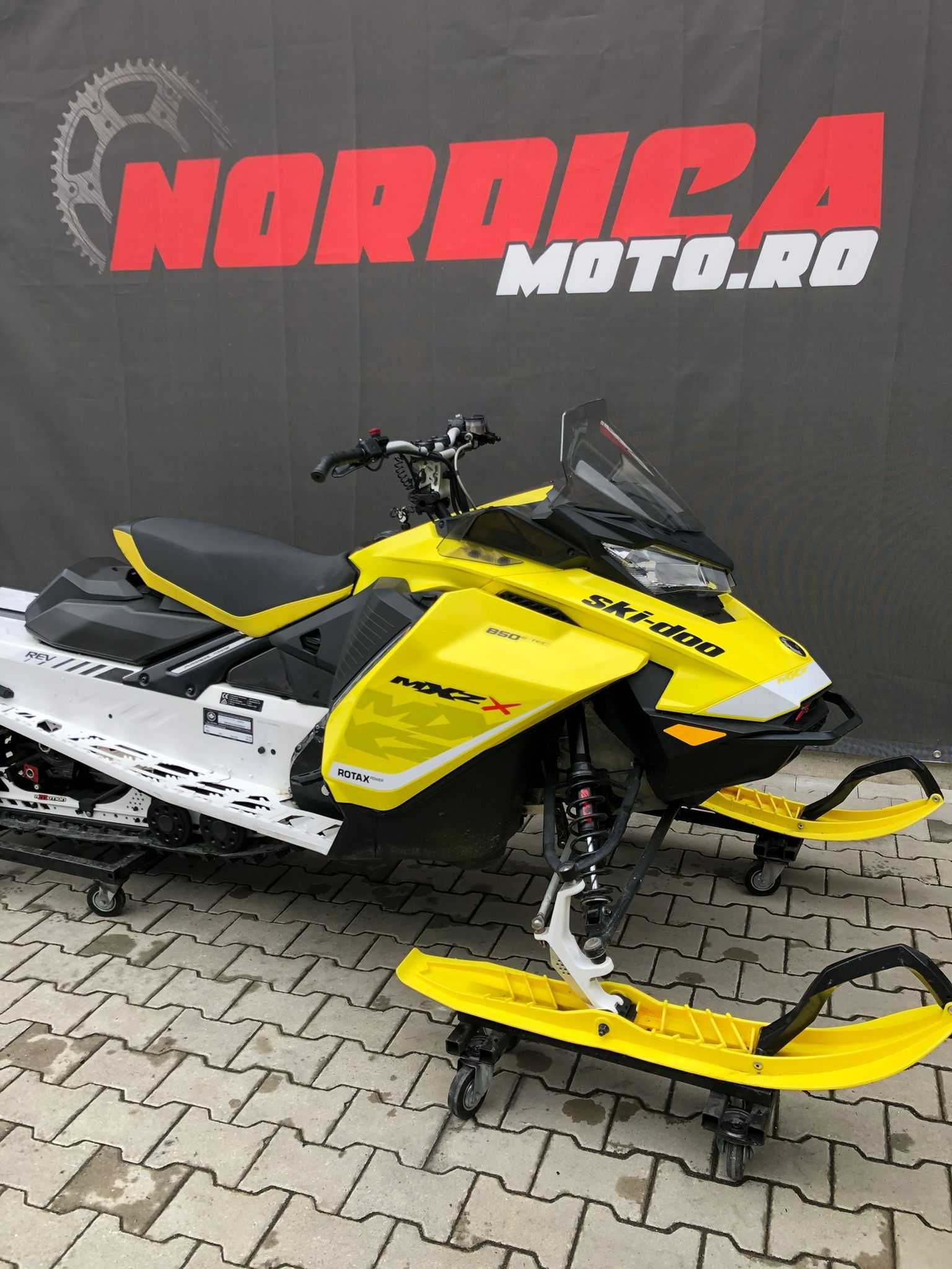 Snowmobil Ski-Doo MXZ XRS