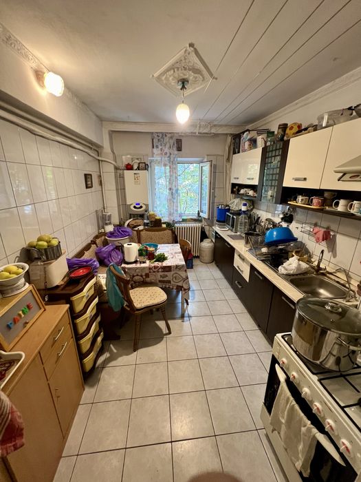 Apartament 3 camere, strada Zimbrului etaj 2/4