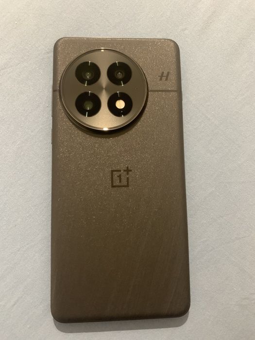 Vând OnePlus 13 impecabil