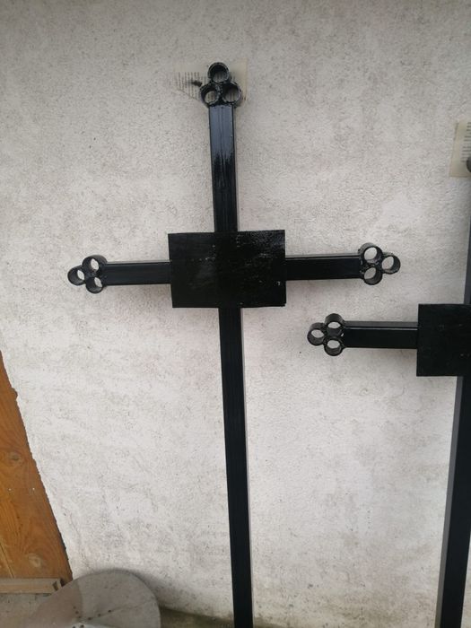 Cruce funerară metalică