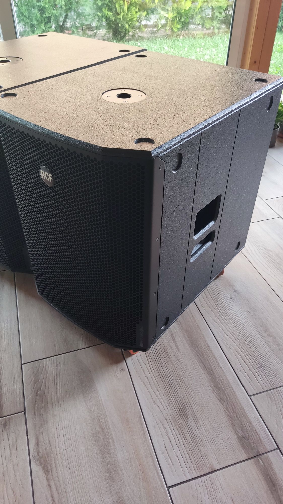 Продавам активни бас каси db 618
