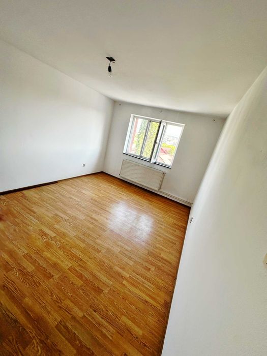 De vanzare apartament 2 camere,  decomandat, zona 8 Mai, Tg-Jiu