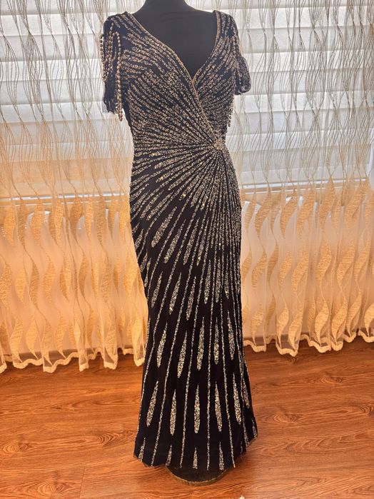 Един път носена тъмно синя светеща рокля