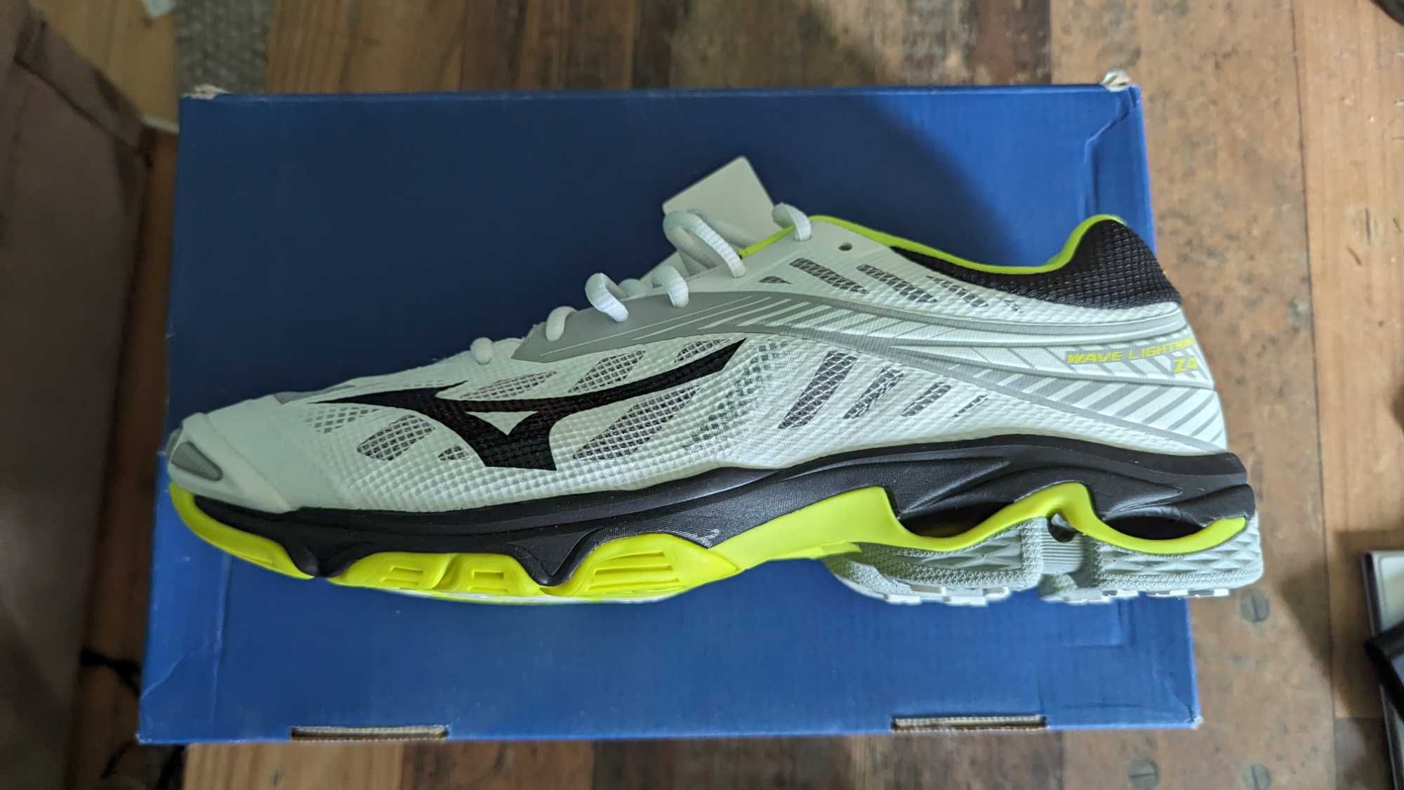 Mizuno Wave Lightning Z4