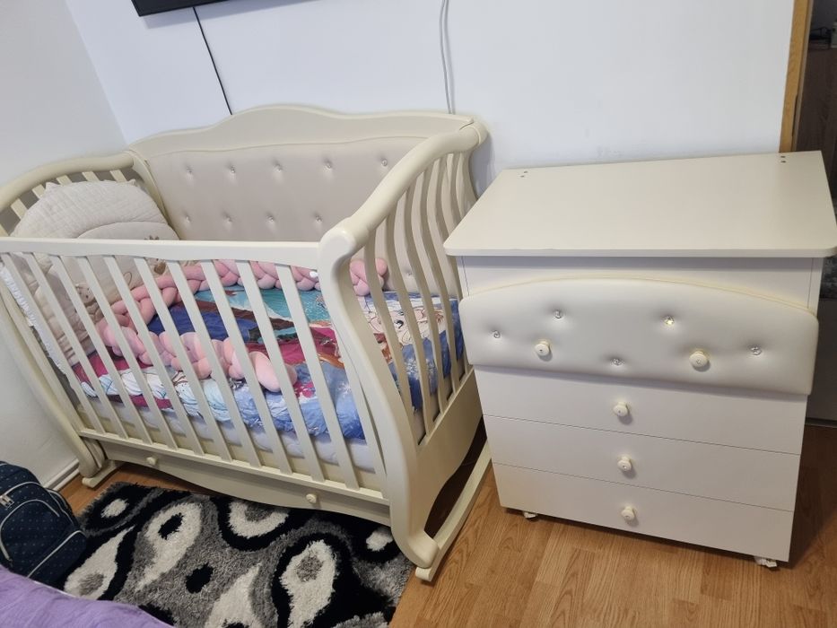 Vand patut tapitat cu cristale swarovski+comoda infasat+saltea