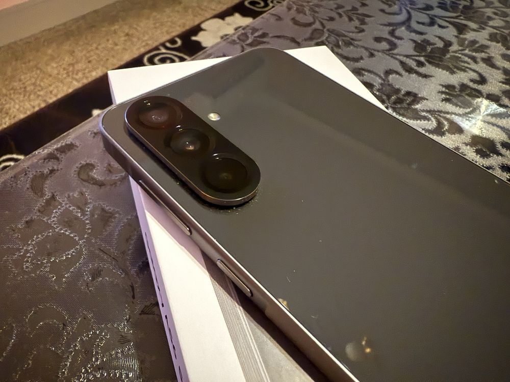 Samsung A56 128GB Grey + 3 кейса