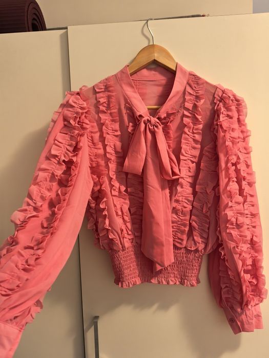 Bluza din voal roz cu croi larg, elastic în talie cu mâneci bufante