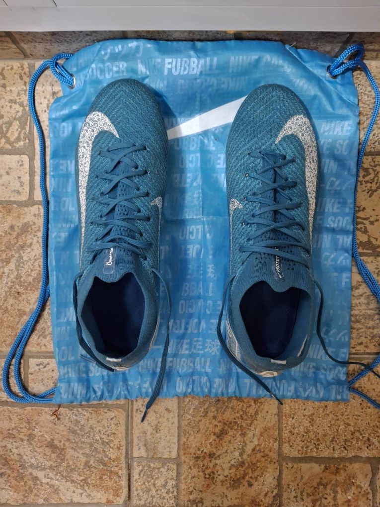 Nike mercurial..