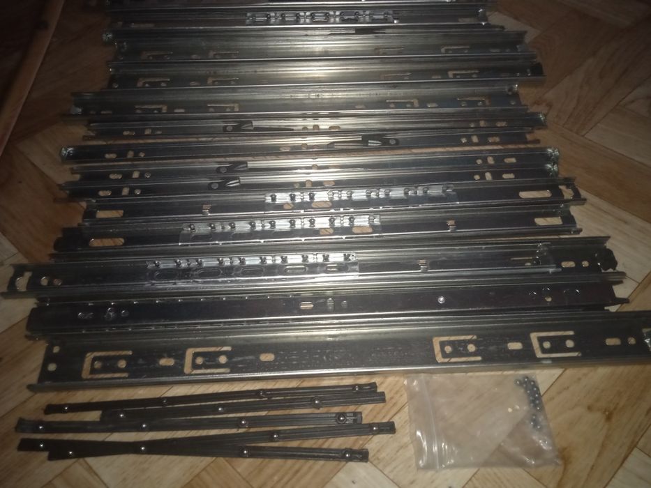 ПРОДАМ НАПРАВЛЯЮЩИЕ (крепления) для выдвижных полок шкафов. Железные.