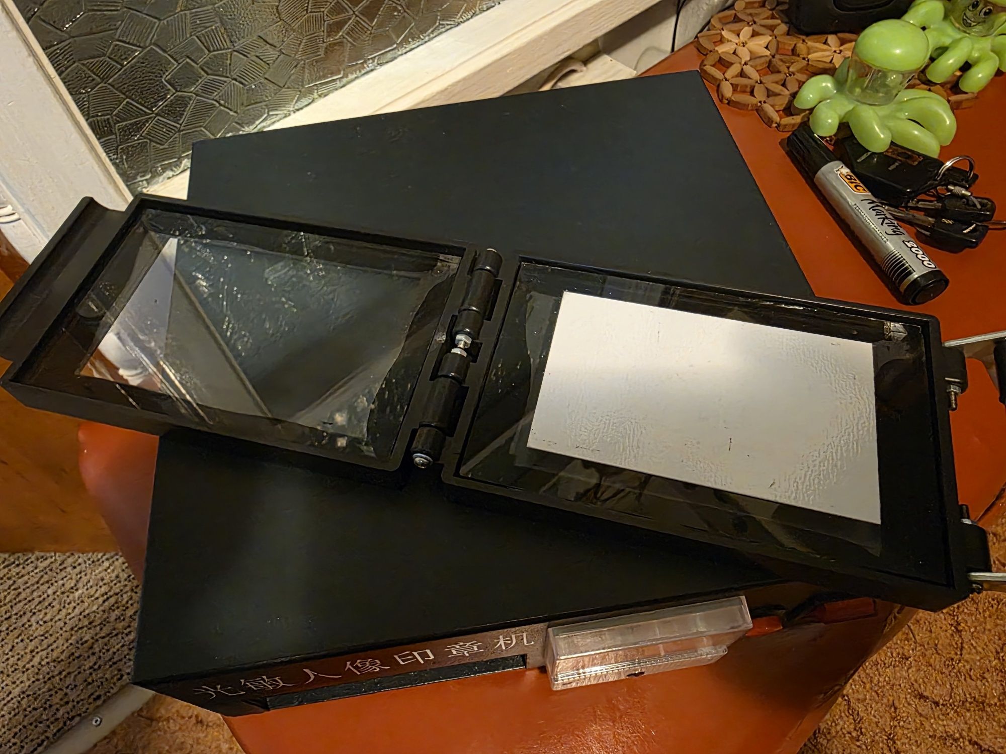 Aparat pt facut stampile de tip flash