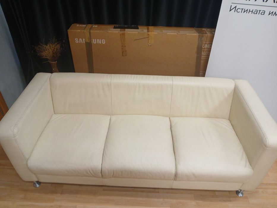 Продавам 2бр. Дивани плюс стъклена маса