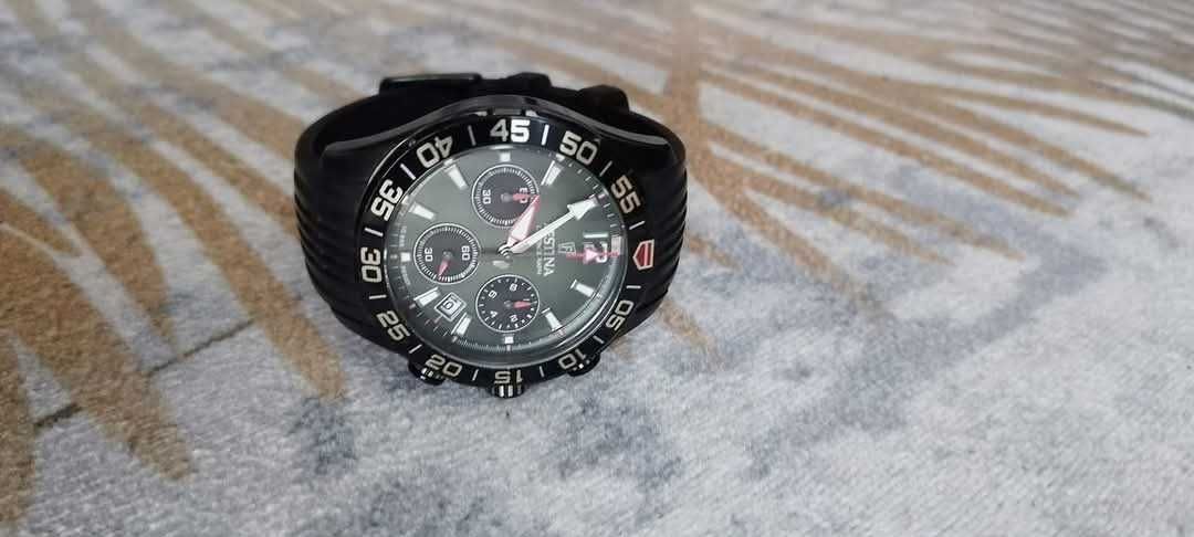 Часовник Festina като нов.
