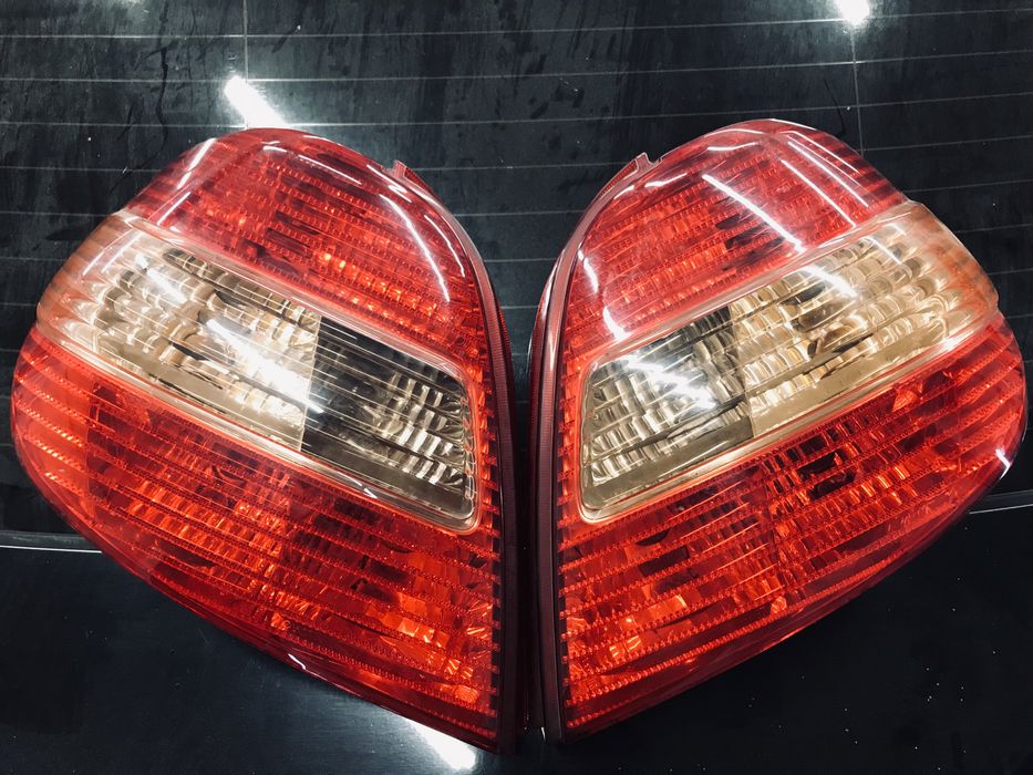 Тойота  авенсис задние фонари хэчбек.