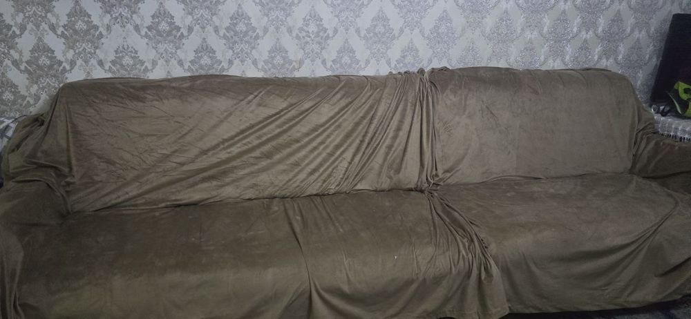 Срочна продаеться,своя гостиный деван хорошим состояние