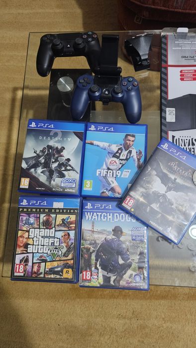 Playstation 4 PRO с много подаръци