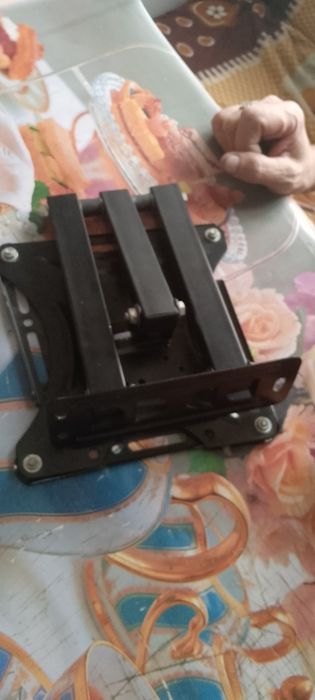 Продается кронштейн. Выдерживает телевизор диагональ 127 см.