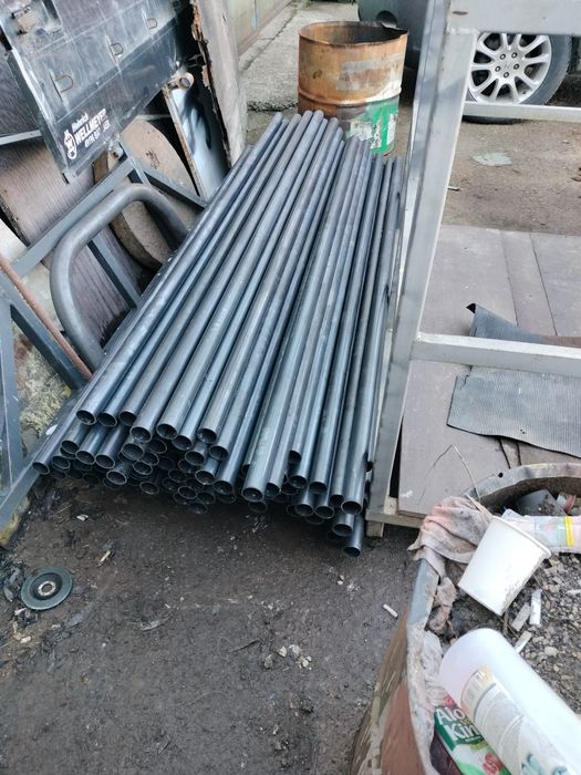 Țeavă metalică și stâlpi pentru gard