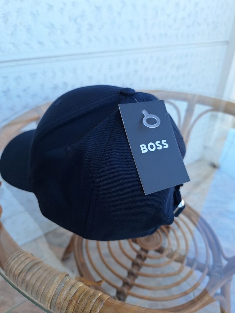 Шапки с козирка BOSS