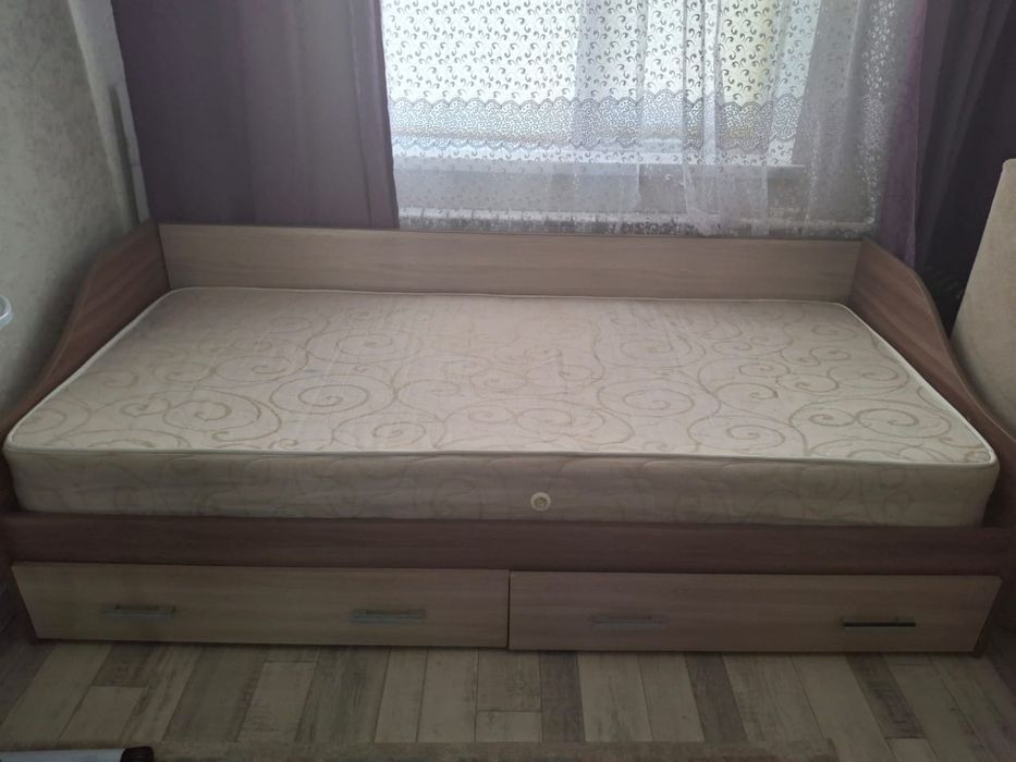 Кровать односпальная с матрасом
