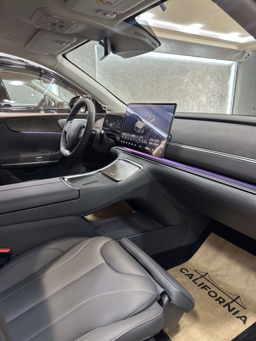 LEAPMOTOR C11 hybrid restyling