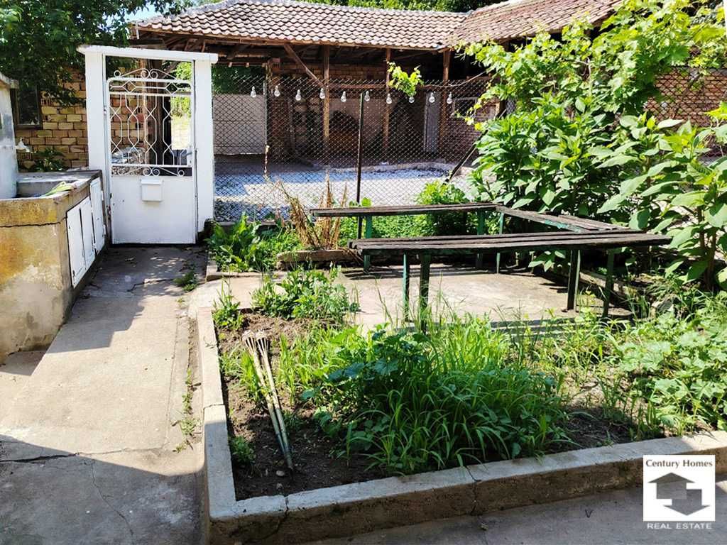 145301 Реновирана едноетажна къща с гараж  в с. Страхилово