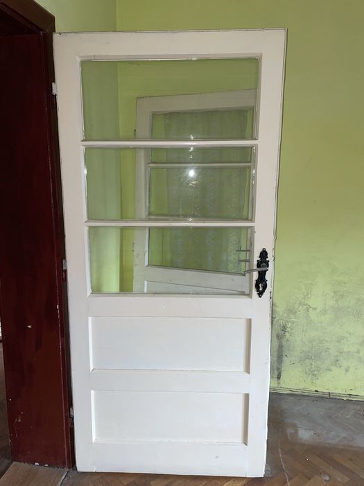 Usa cu sticla pentru camera din demolari