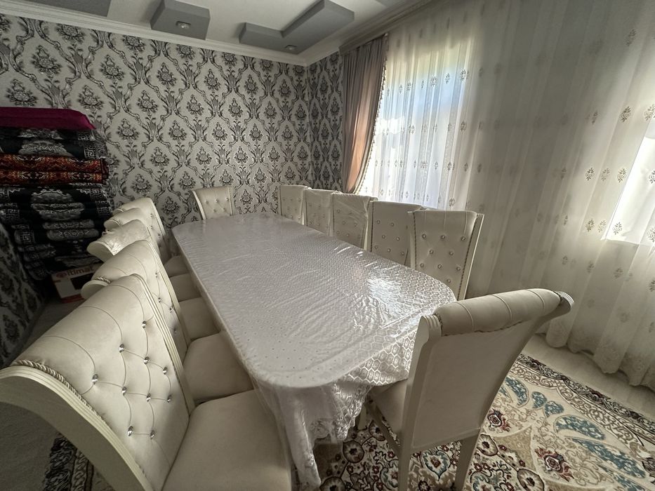 Продается обеденный  гарнитур на 12 персон + декоративные стойки.