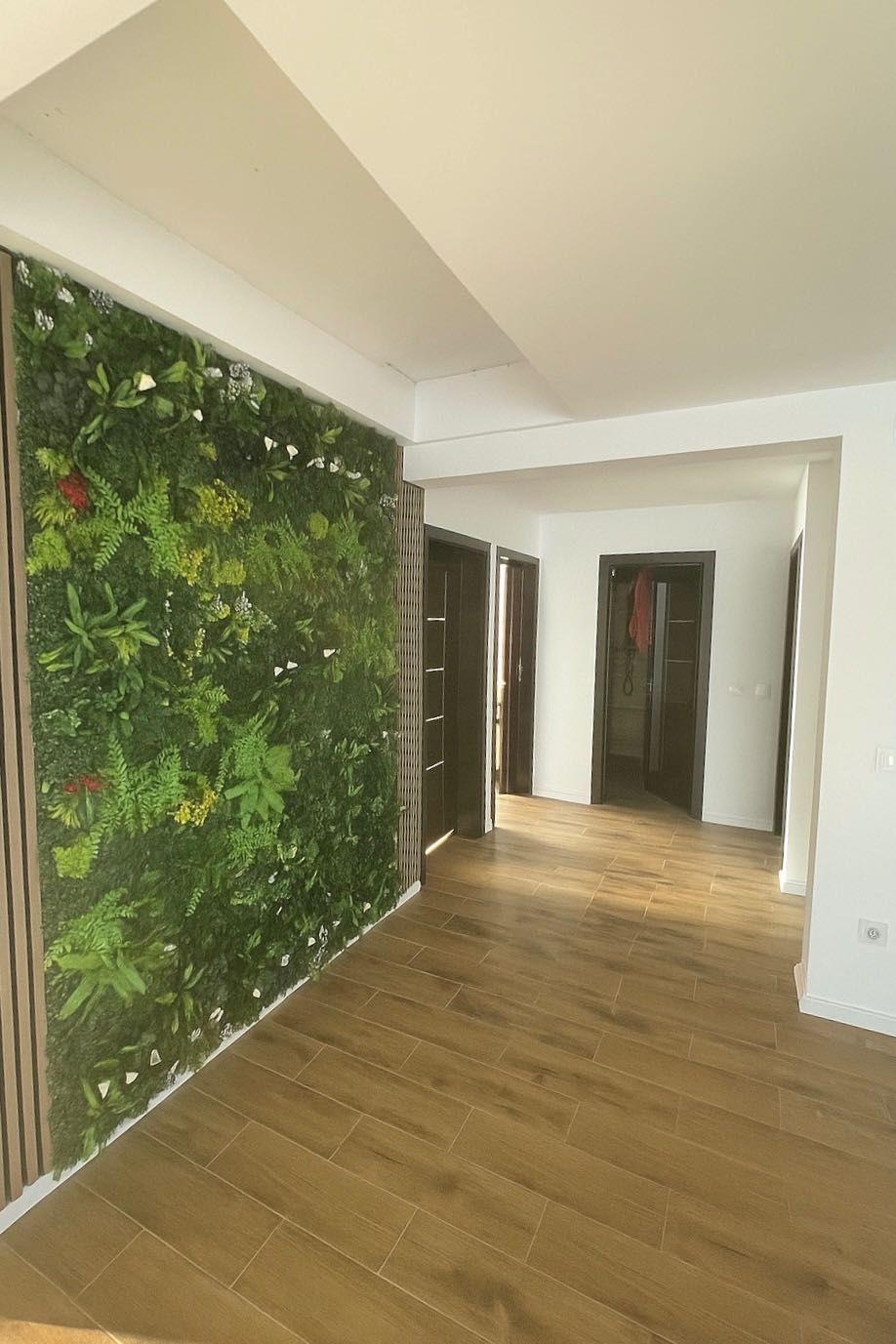 Casă modernă cu panouri fotovoltaice – de închiriat în Santandrei