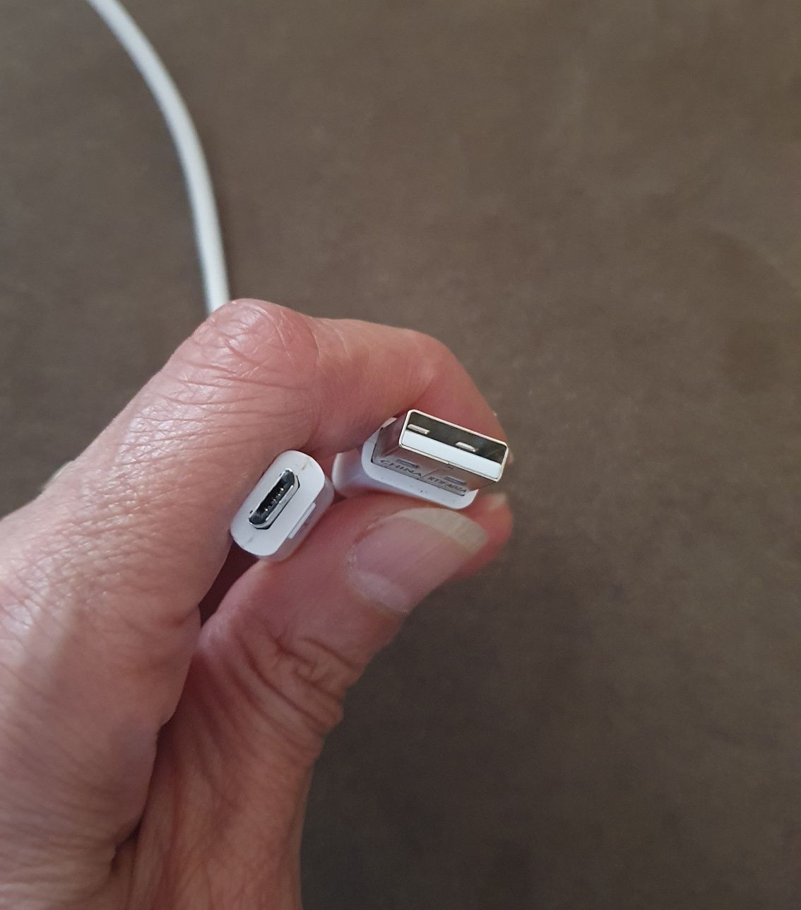 Кабел за зареждане и пренос, може би за iPhone