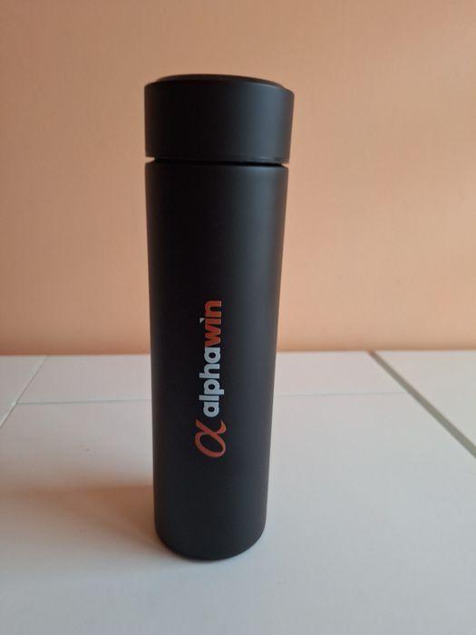 Чисто нов черен термос