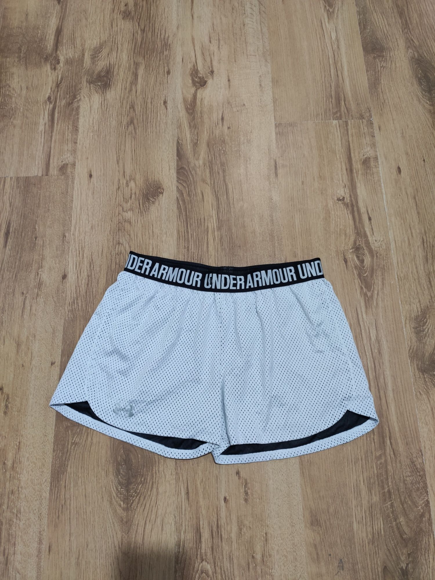 Pantaloni scurți de damă Under Armour mărimea M