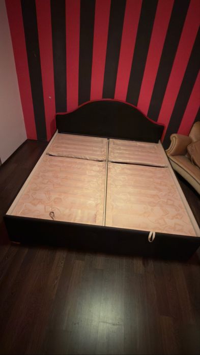 Vand pat dormitor 200x 180 in stare foarte buna