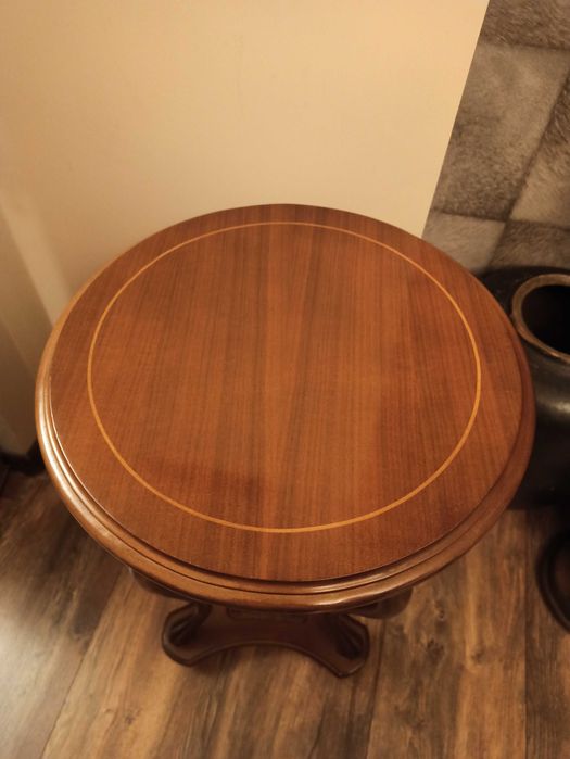 Старинна помощна масичка с лебеди