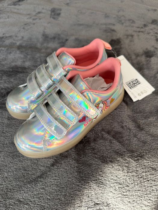 Adidași pentru copii H&M cu imaginea unui unicorn.
Mărimea 31.