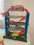 Hotwheels колички и гараж STUNT GARAGE