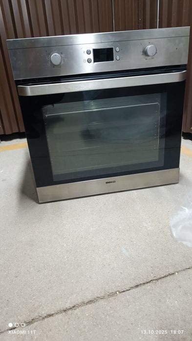 Продам духовку: электрический духовой шкаф BEKO OIE22300X