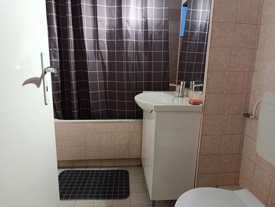 Proprietar închiriez apartament cu 4 camere