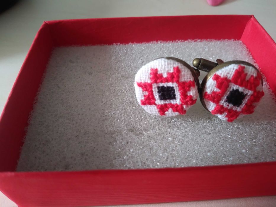 Realizăm butoni motive tradiționale hand-made