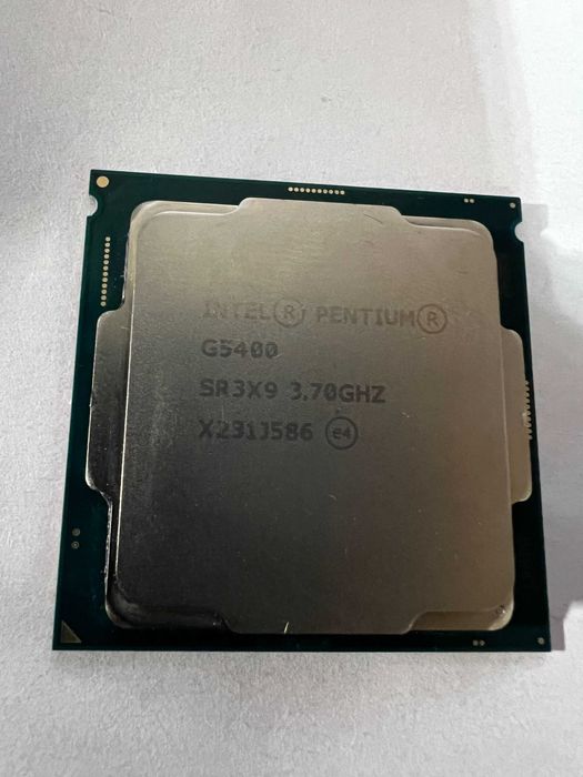 Продам процессор Pentium G5400 в отличном состоянии.