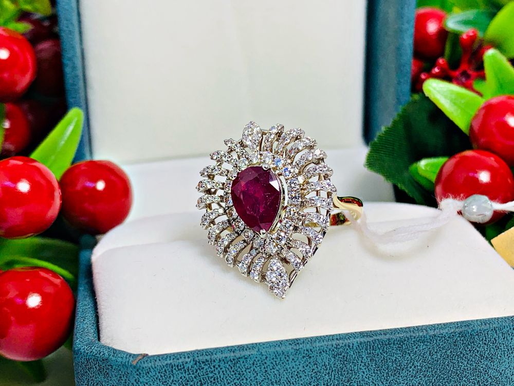 золотое кольцо с идеальными и чистейшими бриллиантами и Рубином