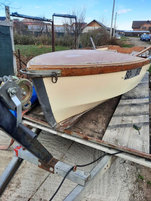 Barcă din fibră cu spațiu de depozitare