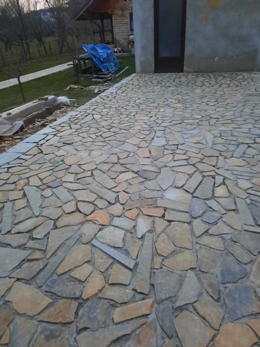 Piatra decorativă ideală pentru ziduri și alei elegante