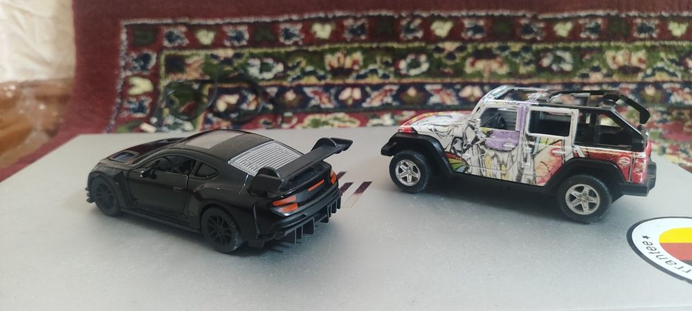 Продам машинки железные.