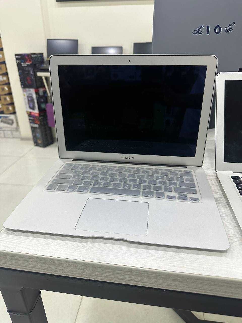MacBook Air  core i7  батарейка держить 7 часа