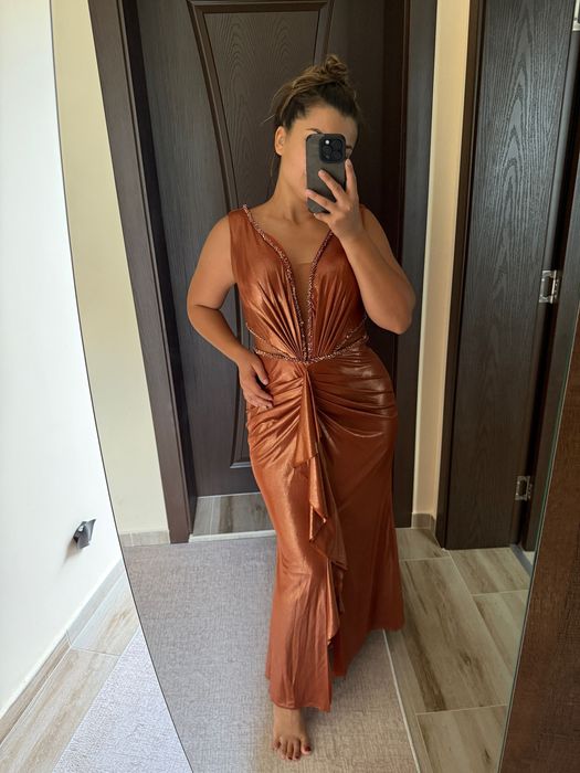Ефектна вечерна рокля в меден цвят