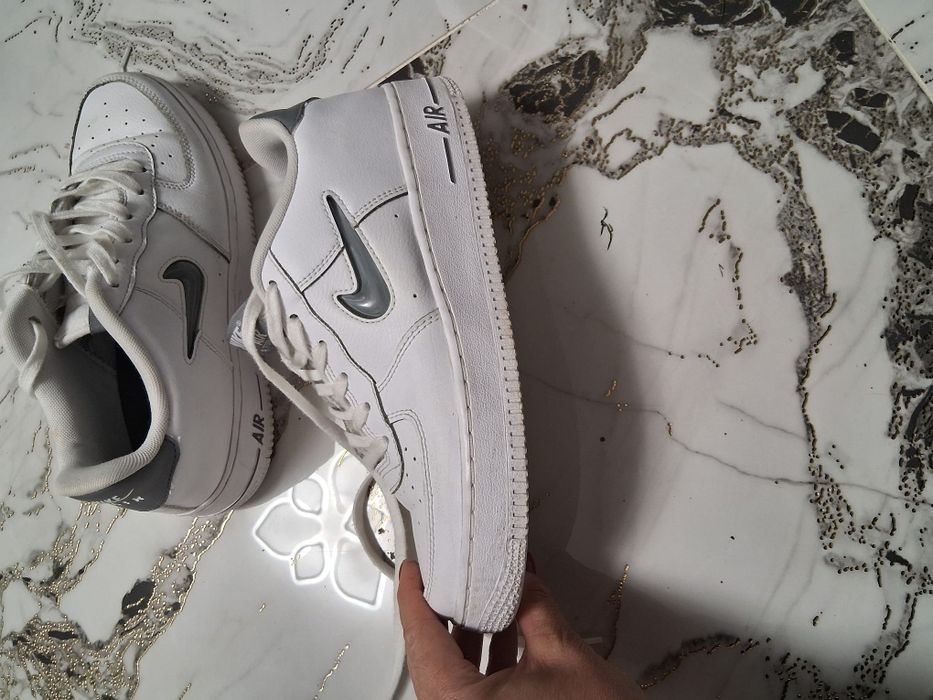 Vând adidasi piele.