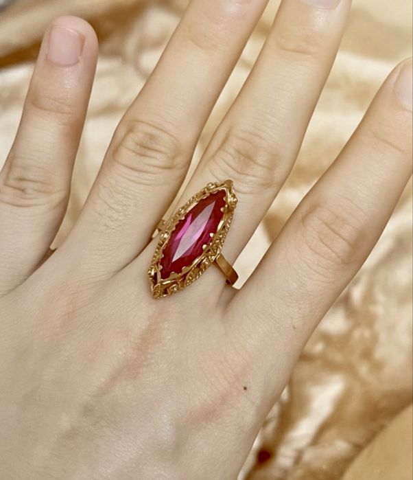 Красивая кольцо золота (18 карат) 585