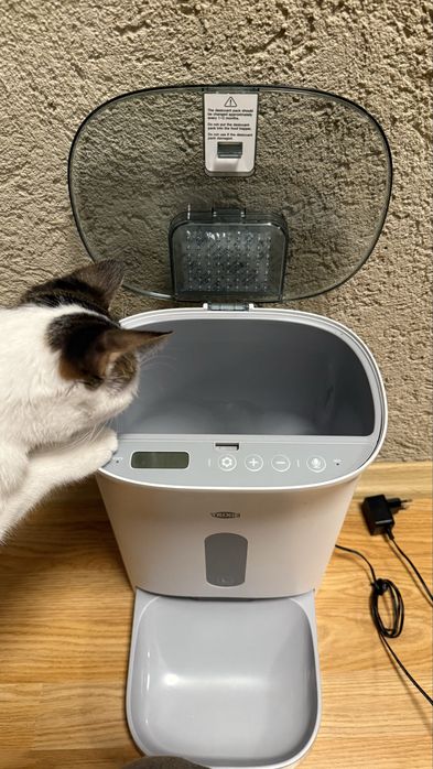 Хранилка за кучета и котки. Автоматична хранилка Trixie TX8