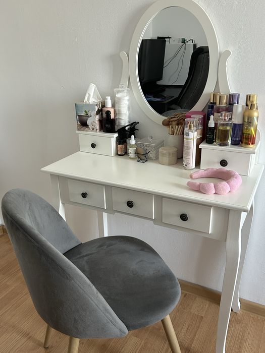 Vand masuta de make-up si scaun